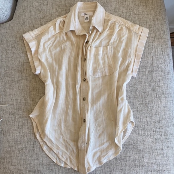 🪞 light chambray short sleeve button up blouse - Picture 2 of 8